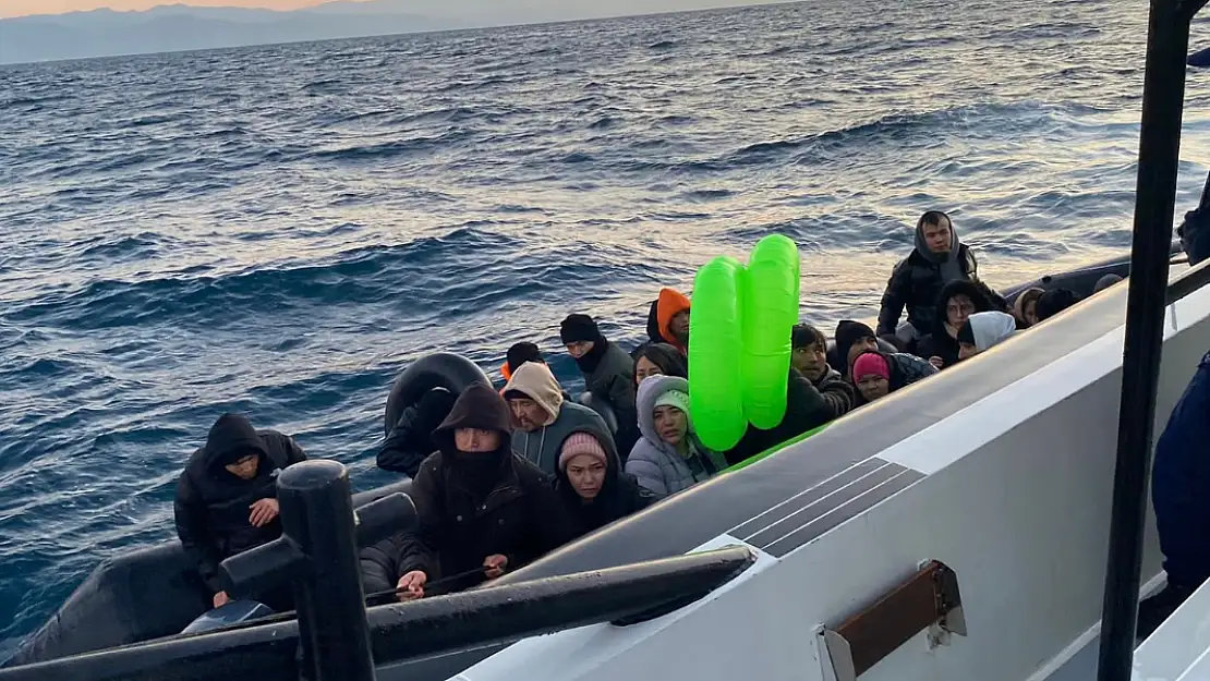 Ayvacık'ta lastik botları arızalanan göçmenler kurtarıldı