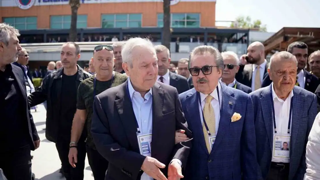 Aziz Yıldırım 6 Yıl Sonra Fenerbahçe Tesislerini Ziyaret Etti