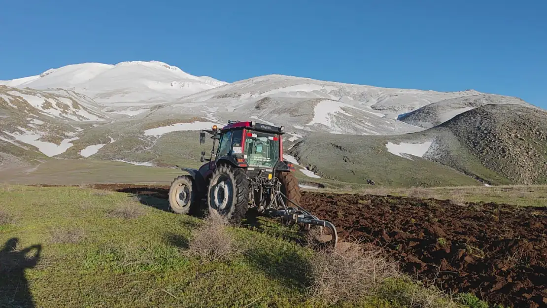 Bahar Gelmek Bilmiyor! Mayıs Karı Süphan Dağı'nı Beyaza Bürüdü