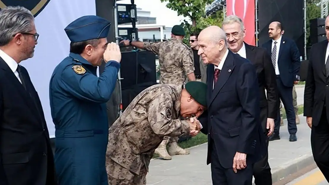 Bahçeli'nin Elini Öpen Özel Harekatçı Kim? İşte Detaylar