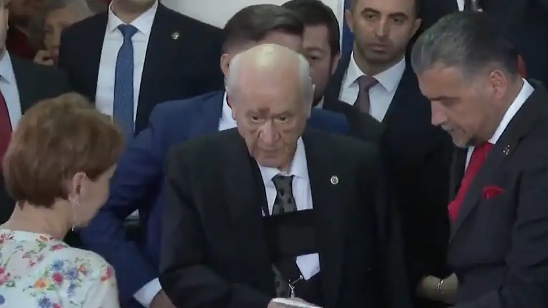 Bahçeli'nin Yüzündeki Morlukların Sebebi Nedir?