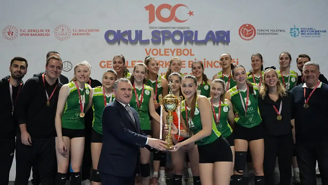 Bakan Osman Aşkın Bak Voleybolda zirveye yürüyen Türkiye var