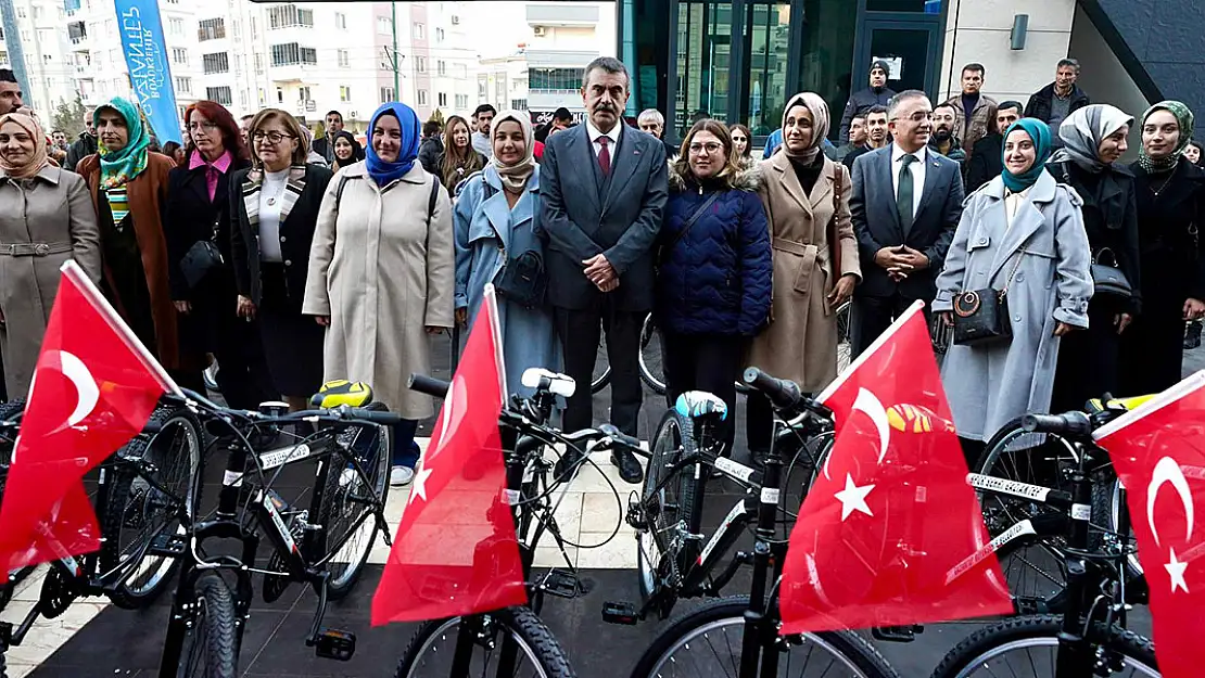 Bakan Tekin öğretmenlere bisiklet dağıttı 