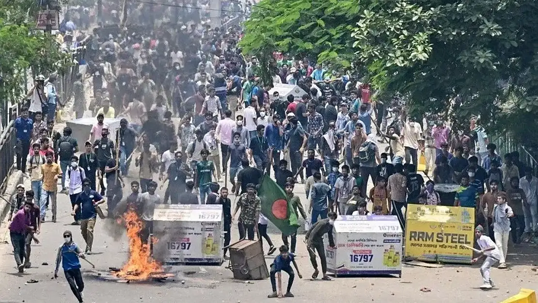 Bangladeş Karıştı! 48 Kişi Öldü, Sokağa Çıkma Yasağı İlan Edildi