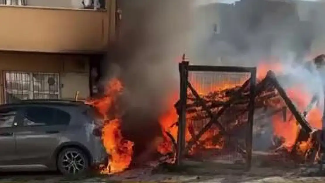 Barakada Çıkan  Yangında Alevler Park Halindeki Araca Sıçradı