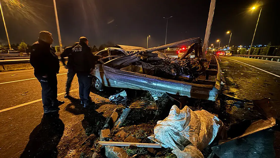 Bariyerlere çarpan otomobilde can verdi