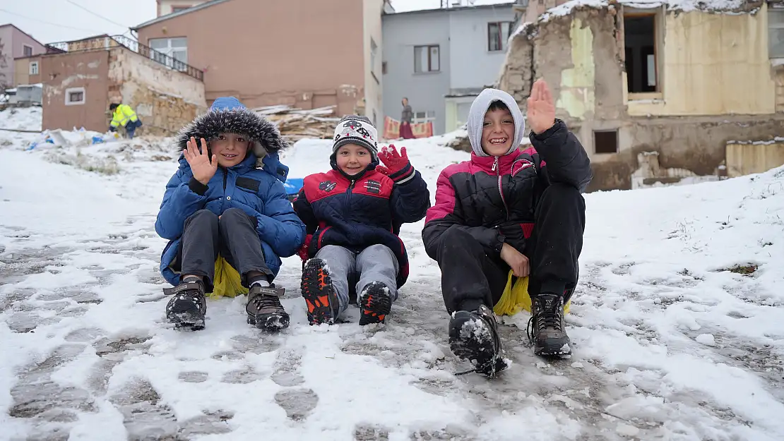 Bayburt'ta kar yağışı okulları tatil ettirdi