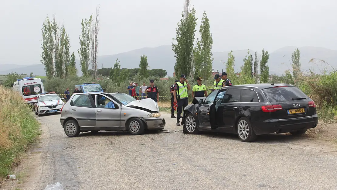 Bayram Tatili Acı Başladı! İki Otomobil Kafa Kafaya Çarpıştı: 2 Ölü, 2 Yaralı