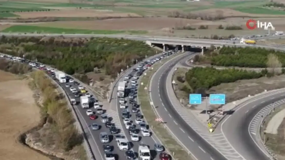 Bayram tatili dönüşünde otoyolda 70 kilometrelik araç kuyruğu