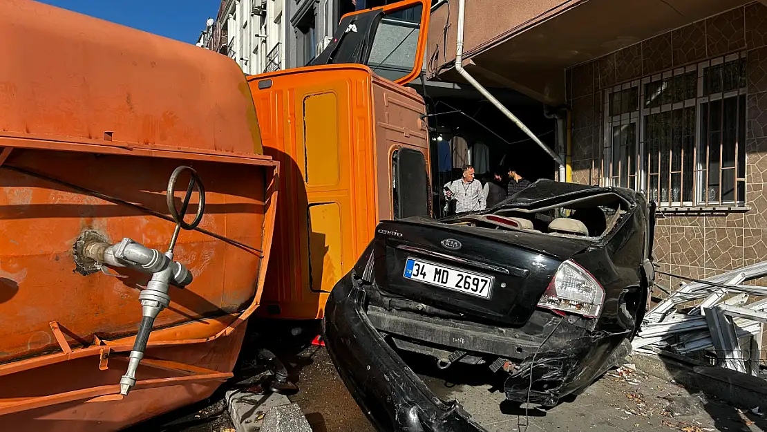 Bayrampaşa'da Kamyon Devrilerek 10 Aracı Ezdi! Çok Sayıda Yaralı var