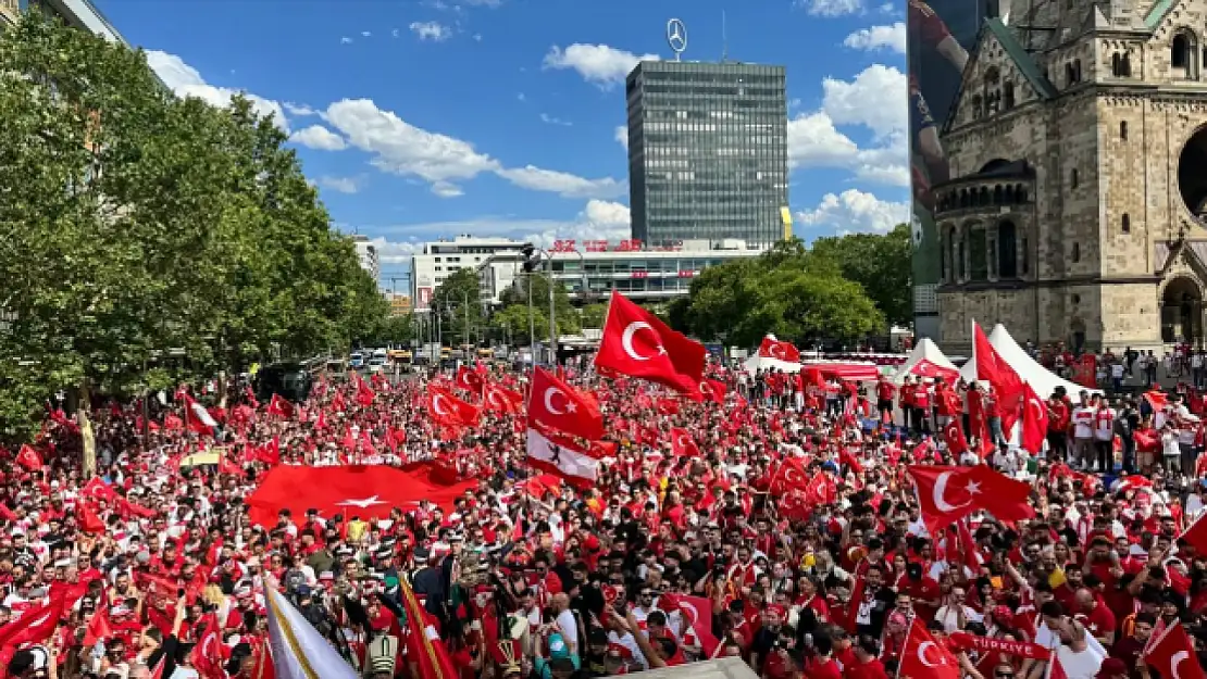 Berlin Sokaklarını Kırmızı-Beyaza Bürüyen Türk Taraftarlara Gözaltı Şoku!