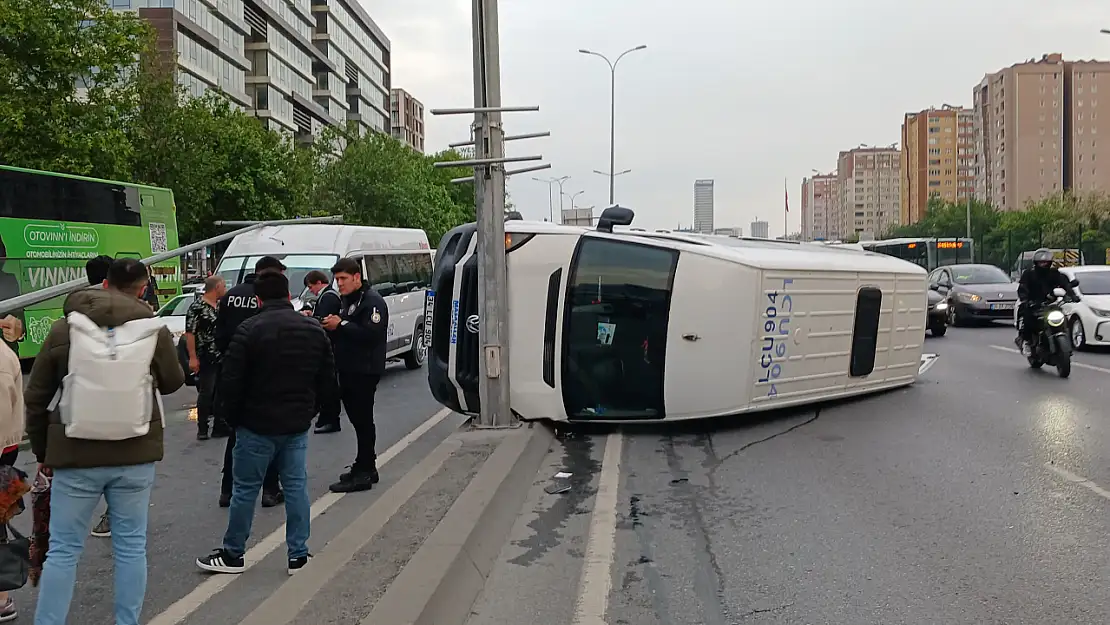 Beylikdüzü E-5'te İşçi Servisi Kaza Yaptı: 13 yaralı