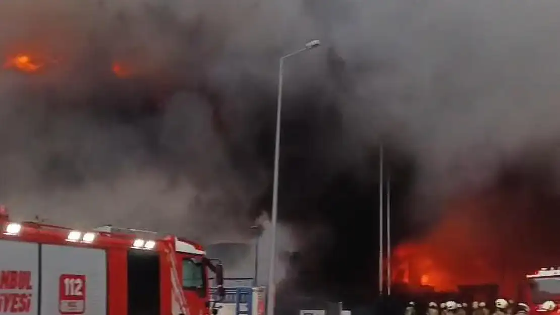 Beylikdüzü'nde Gece 4'te Başlayan Yangına Müdahale Sürüyor! Gökyüzü Dumanla Kaplandı