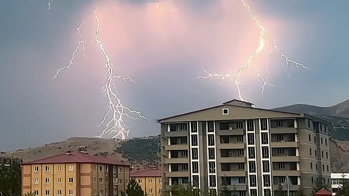 Bitlis'te Dün Şimşek Fırtınası Etkili Oldu