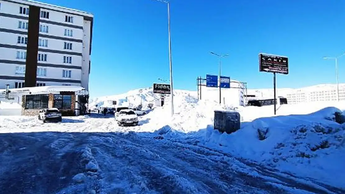 Bitlis'te Kar Esareti 60 Köy Yolu Ulaşıma Kapandı