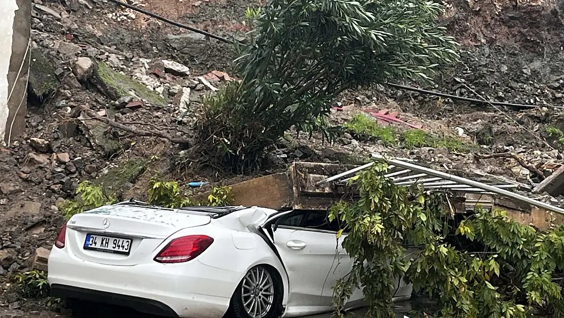 Bodrum'da İstinat Duvarı Çöktü! Ev ve Araba Hasar Gördü