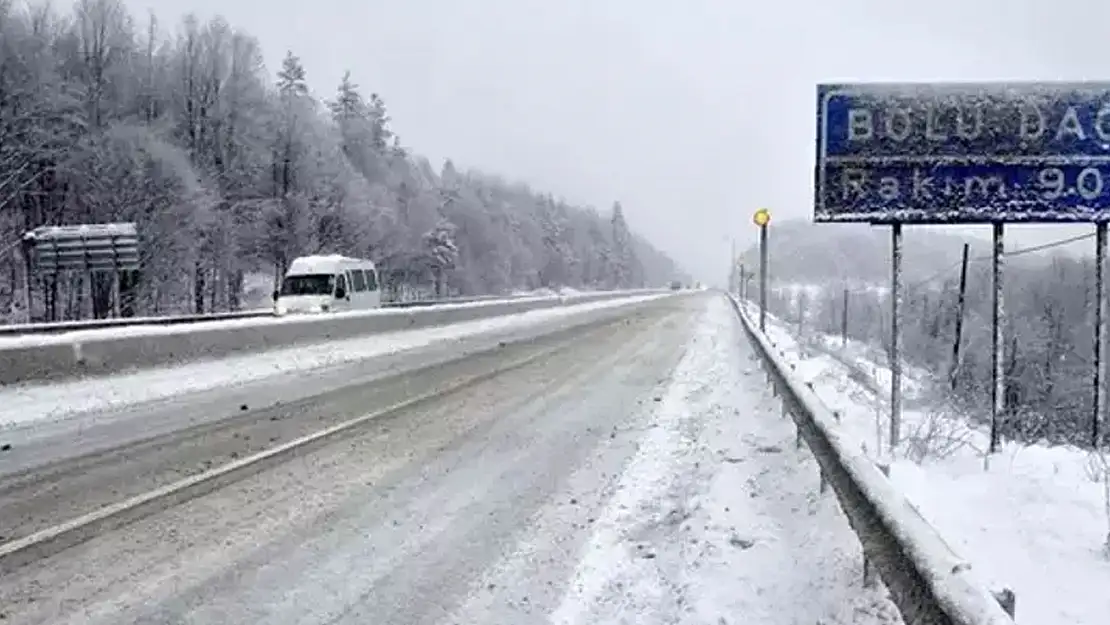 Bolu Dağı yoğun kar sebebiyle ağır taşıtlara kapatıldı