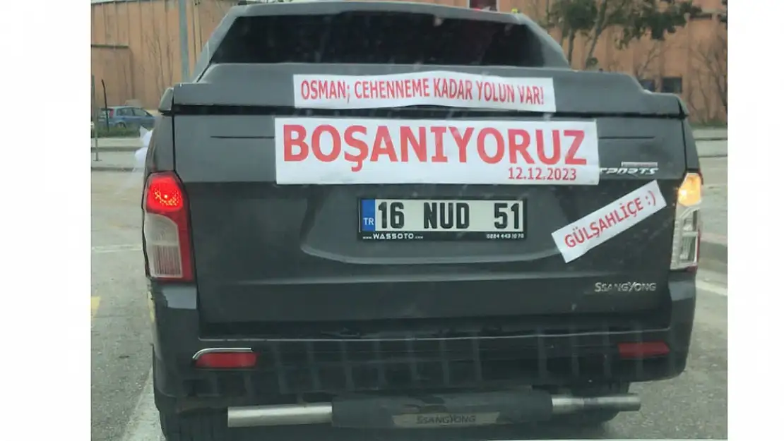 Boşanmaya gelin arabasıyla gitti