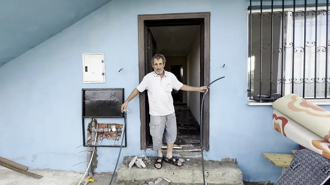 Bu Nasıl İnsanlık? Elektrik Borularından Hortum Sokup Evin İçini 10 Gün Boyunca Suyla Doldurdular!