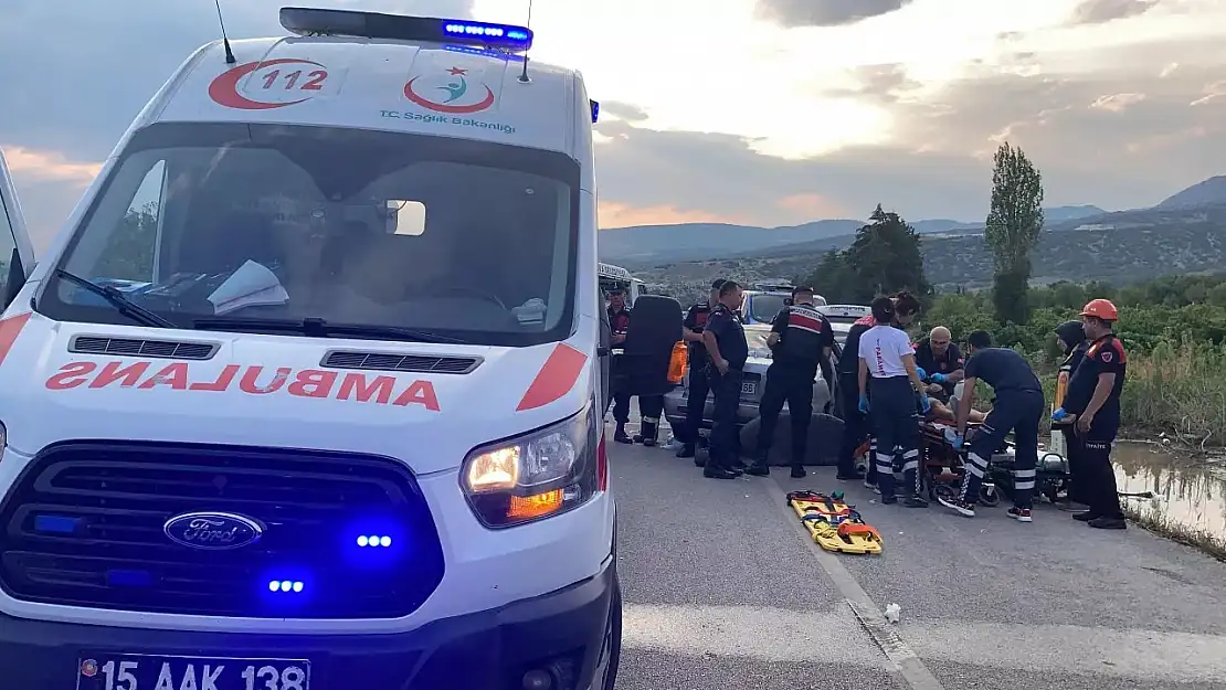 Burdur'da feci kaza! Ortalık savaş alanına döndü!