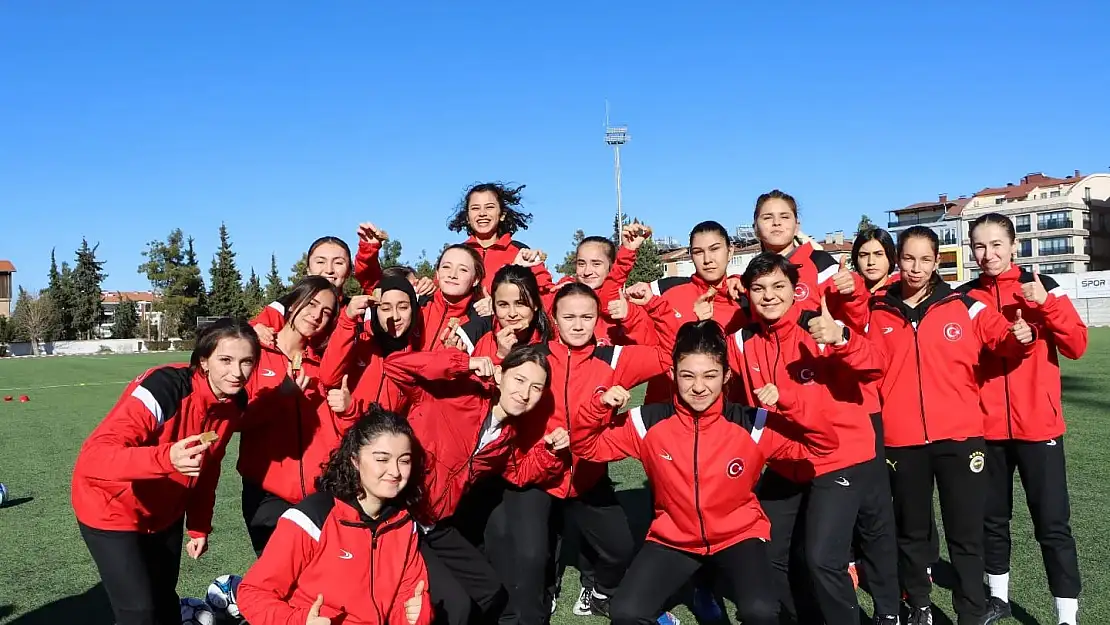 Burdur'da kadın futbol takımı sahaya indi