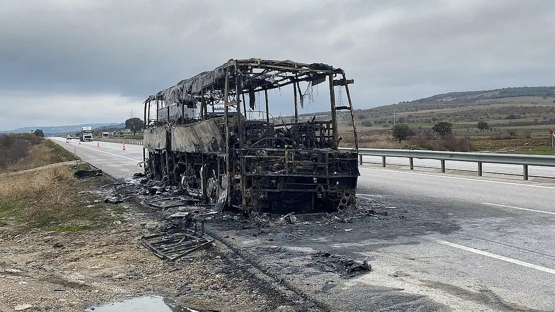 Çanakkale'de içinde 23 yolcusu bulunan yolcu otobüsü alev alev yandı