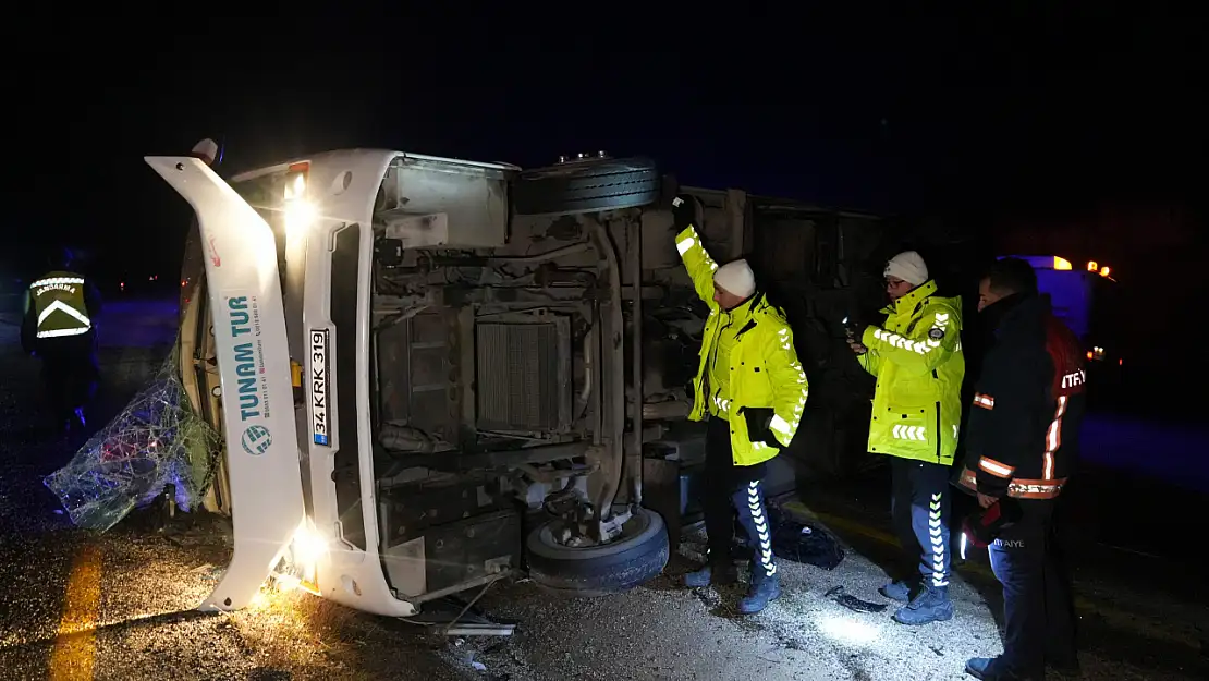 Cenazeye Giden Vatandaşları Taşıyan Midibüs Devrildi: 1 Ölü, 23 Yaralı