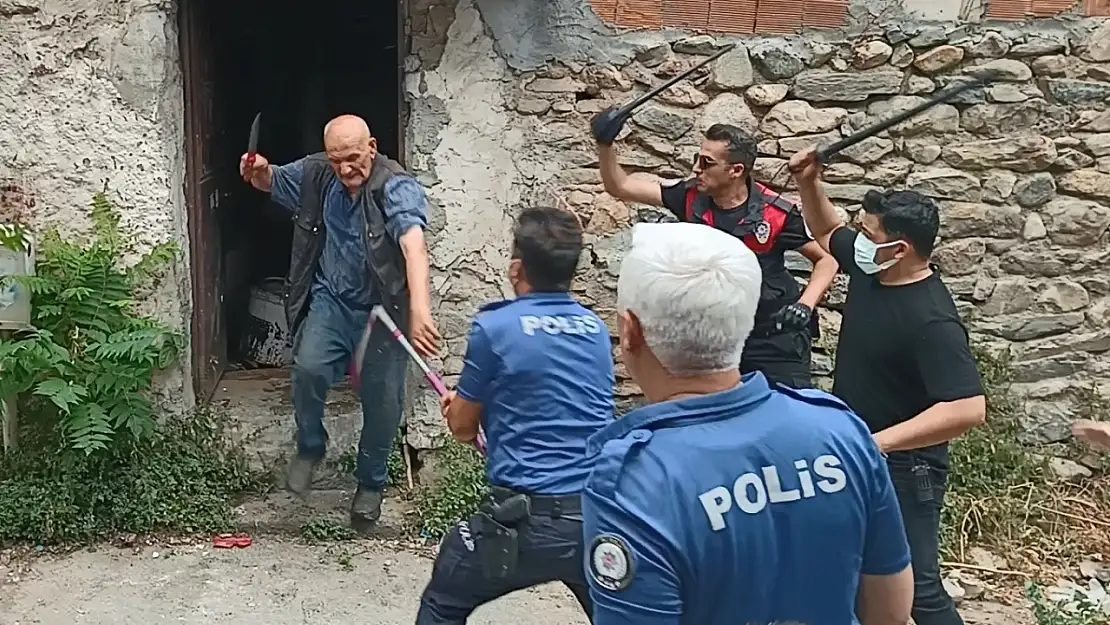 Çöp Evden Çıkması İçin Kendisini İkna Etmeye Çalışan Polisi Bıçakladı!