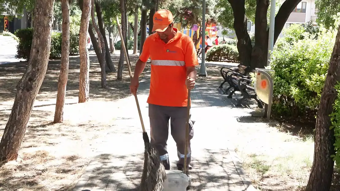 Çöpte Bulduğu 5 Milyonluk Çantayı Sahibine Ulaştırdı! 100 Dolar Ödül Aldı