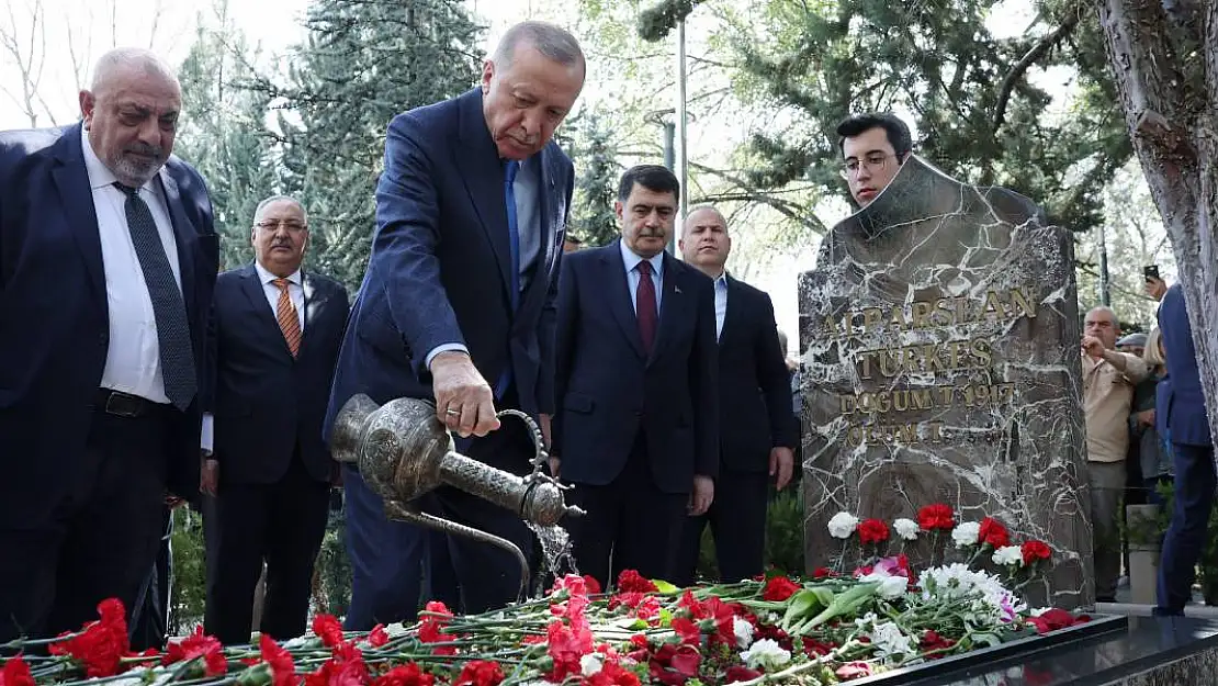 Cumhurbaşkanı Erdoğan'dan Türkeş'in Mezarına Ziyaret