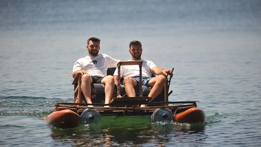 Damacana, Koltuk ve Sehpa ile Su Aracı Yaptı