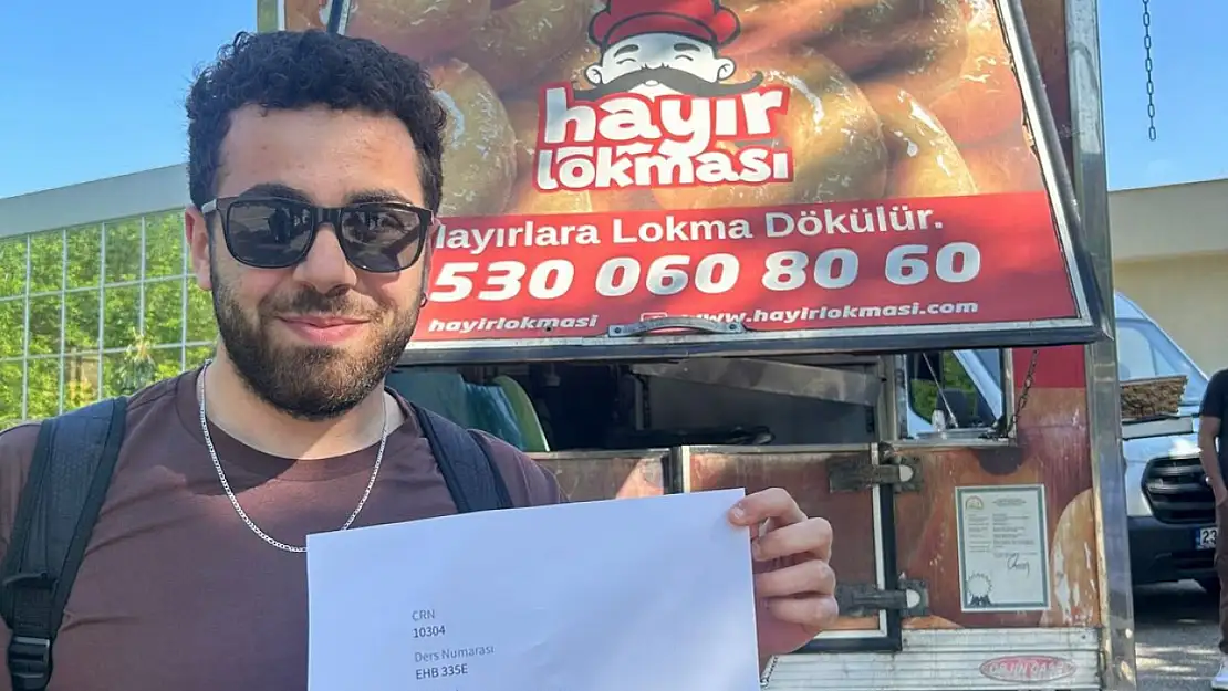 Defalarca Alıp Geçemediği Dersi Geçince Okulun Önünde Lokma Dağıttı.