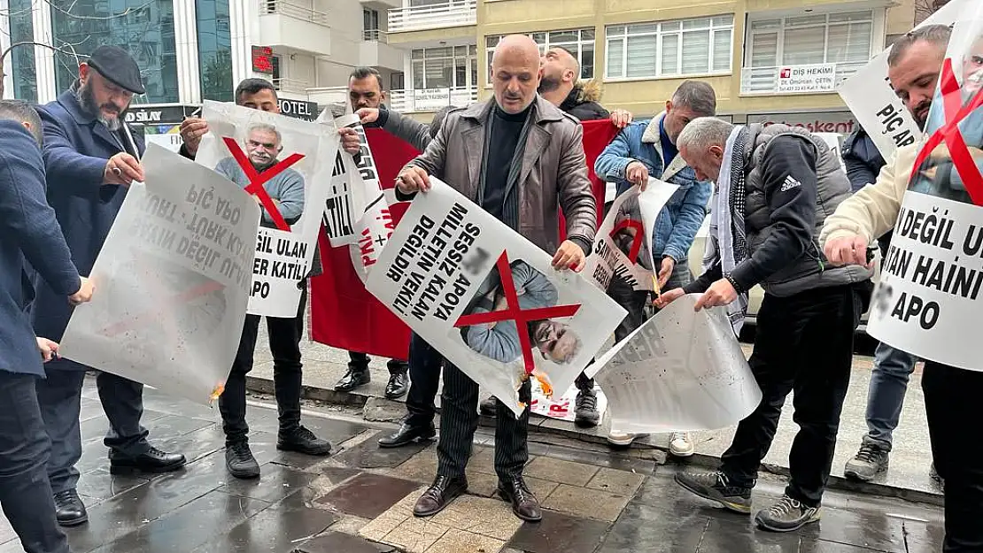 DEM Parti önünde Öcalan fotoğraflarını ateşe verdiler