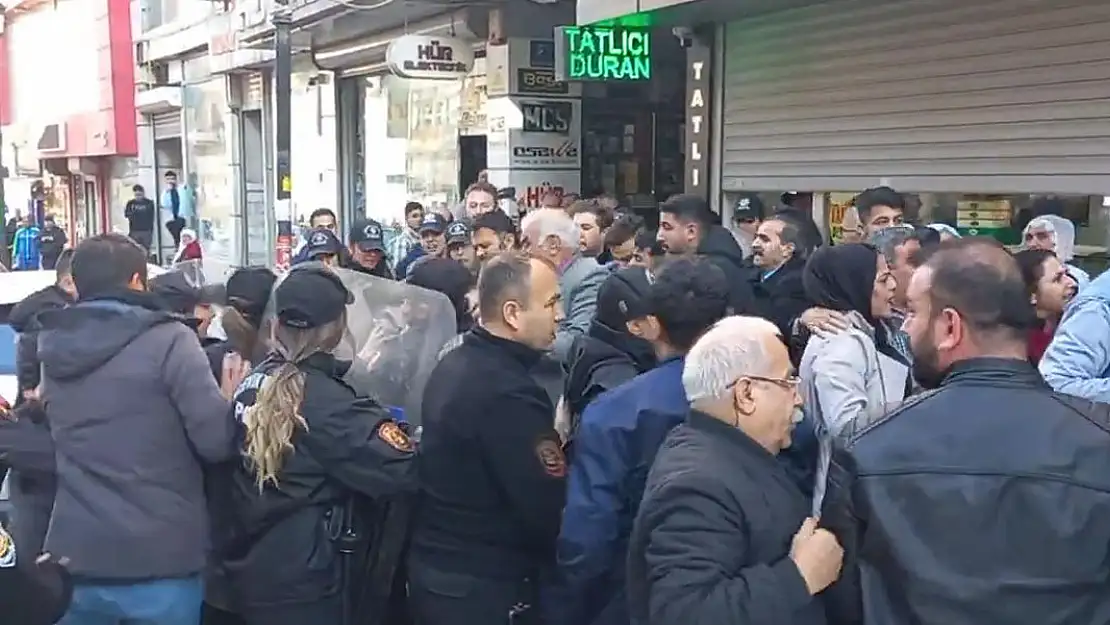 DEM Partinin izinsiz açıklamasına polis müdahalesi