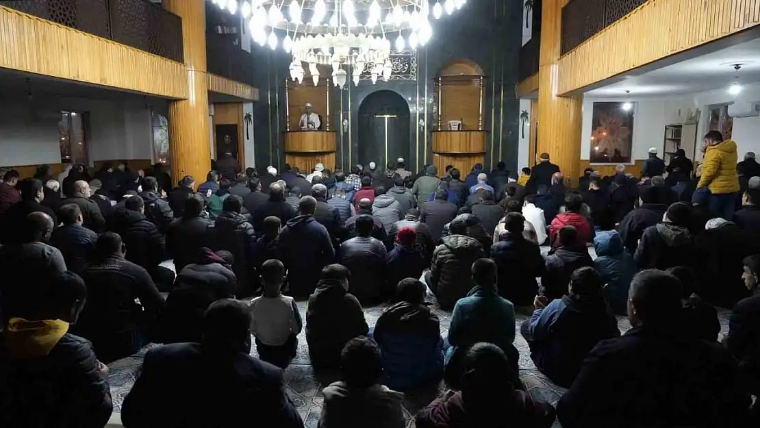 Deprem Bölgesinde Ayakta Kalan Tek Camii'de Kandil Yoğunluğu