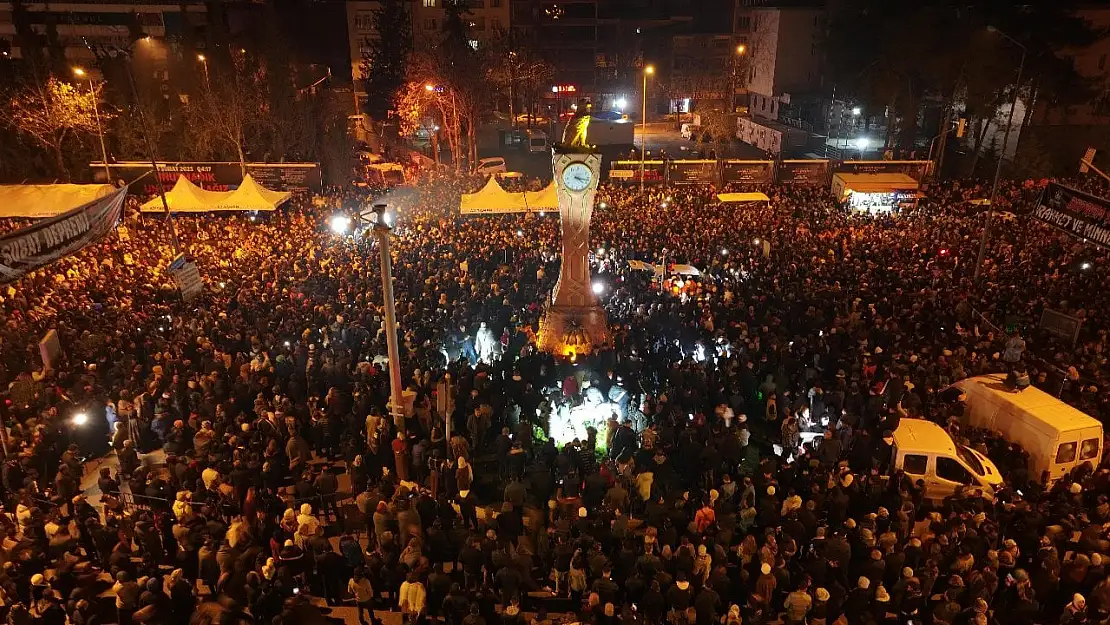 Deprem bölgesinde siyasetçilere protesto