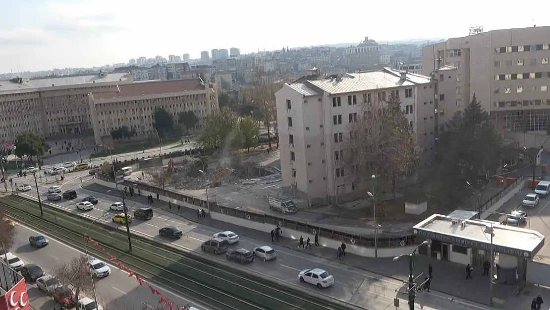 Depremde ağır hasar alan binanın yıkımına başlandı