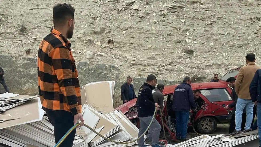 Devrilen TIR'daki Malzemeler Otomobilin Üzerine Düştü 1 Ölü, 4 Yaralı