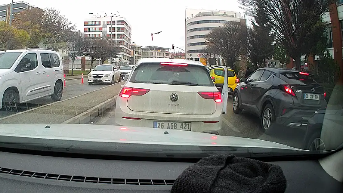 Direksiyon Başında Yumruklu Kavga! Trafiği Tehlikeye Soktu