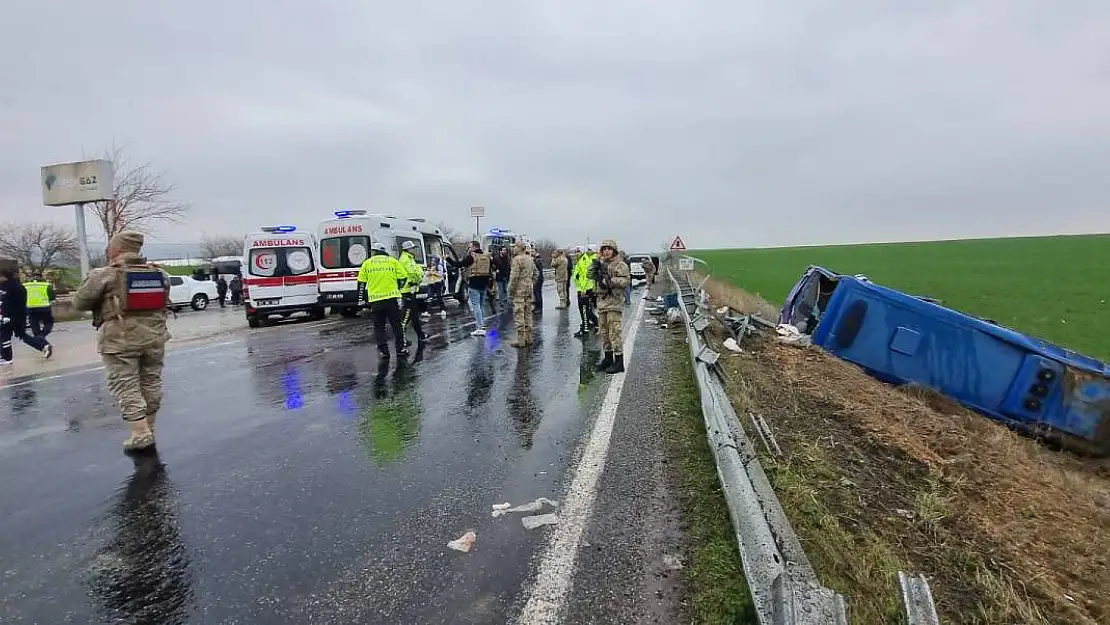 Diyarbakır'da Cezaevi Aracı Şarampole Devrildi: 23 yaralı