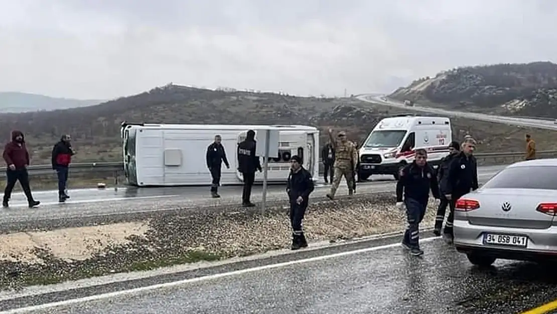 Diyarbakır'da futbolcuları taşıyan midibüs devrildi: 10 yaralı