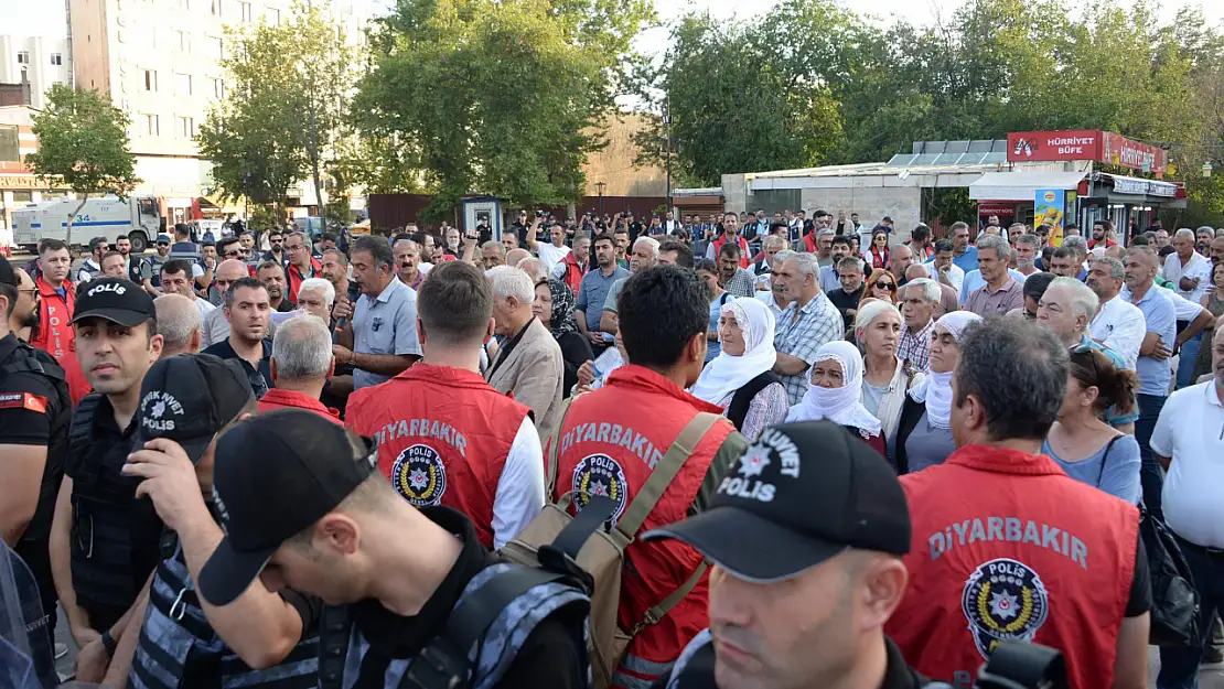 Diyarbakır'da Gergin Anlar! DEM Partililerin TSK İle Sözlerine Polisten Anında Müdahale