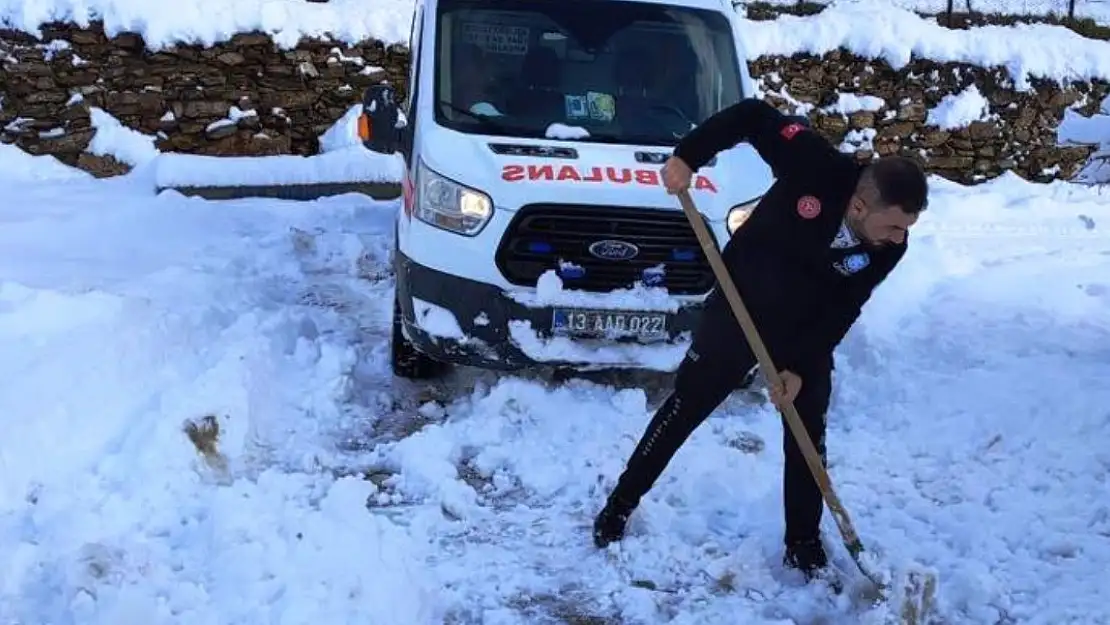 Doğu'da Kar Geçit Vermiyor Ambulans Kara Saplandı