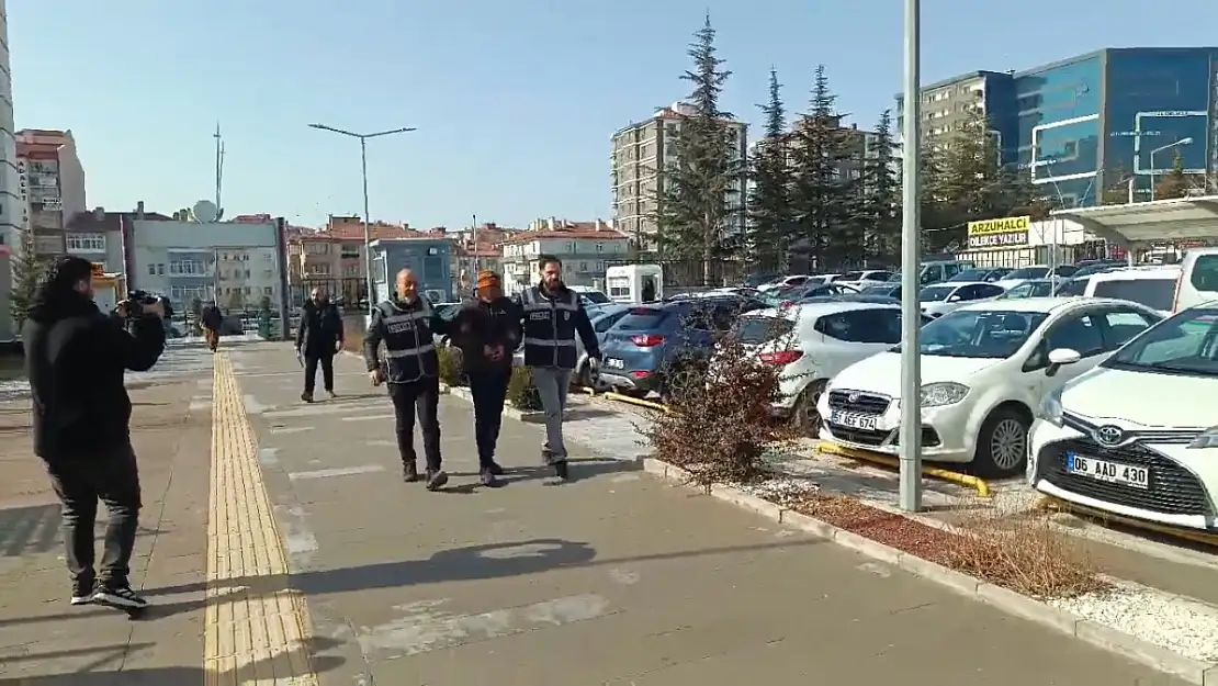 Doktoru bıçakladı, 'Bana yapay zeka yerleştirdi' dedi