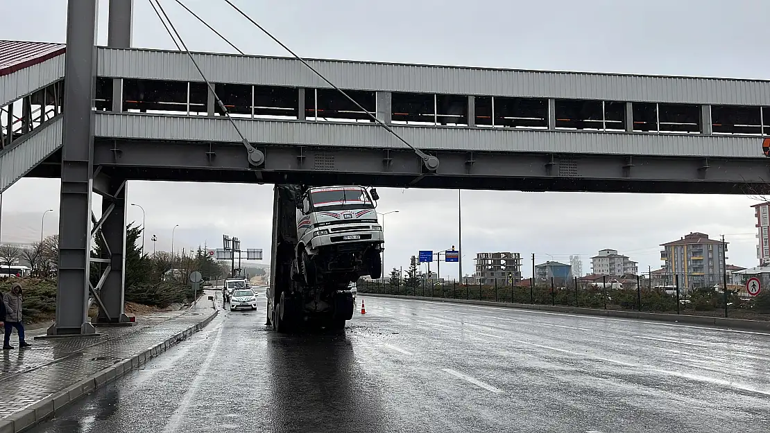 Dorsesi açık unutulan kamyon şaha kalktı