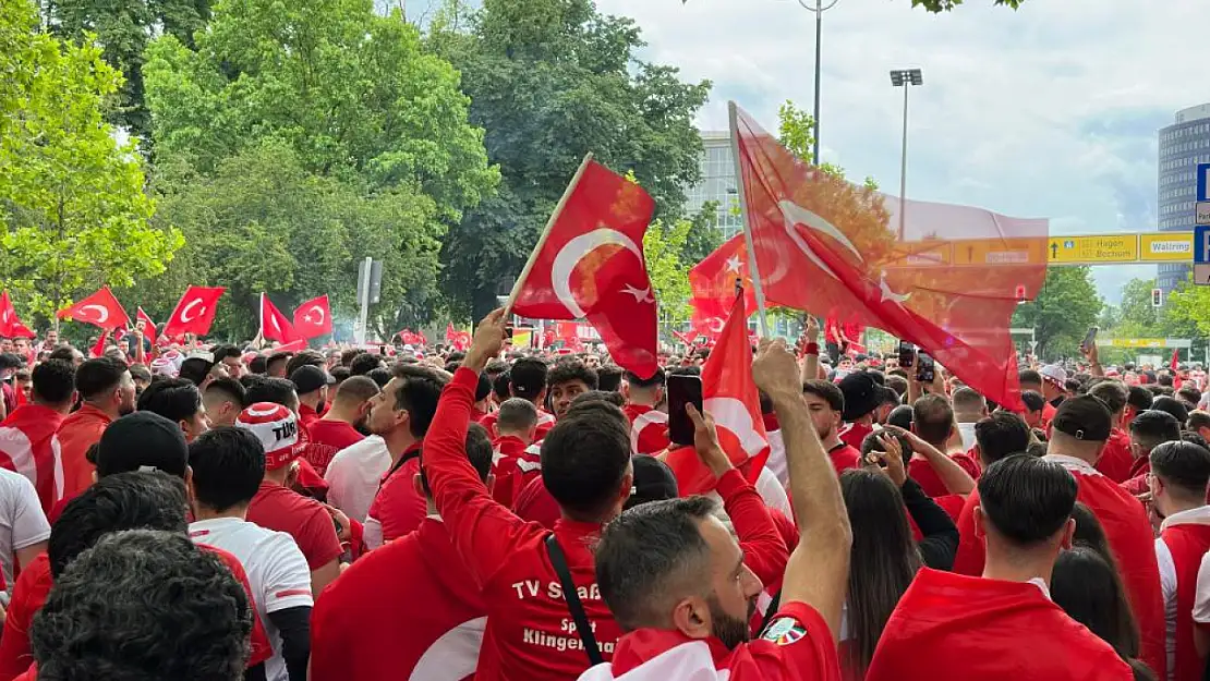 Dortmund Sokakları Türkiye Sesleri İle İnledi