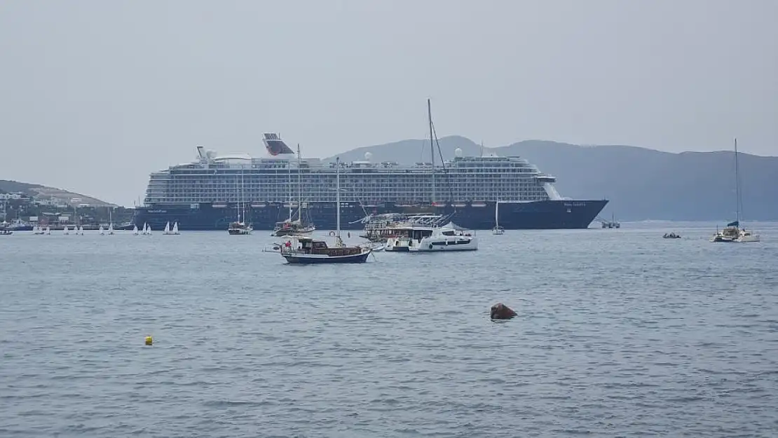 Dünyanın En Büyük Gemilerinden Biri Bodrum'a Demir Attı