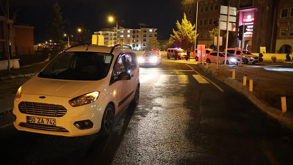 Dur ihtarına uymayan aracı, polisler ateş ederek durdurdu