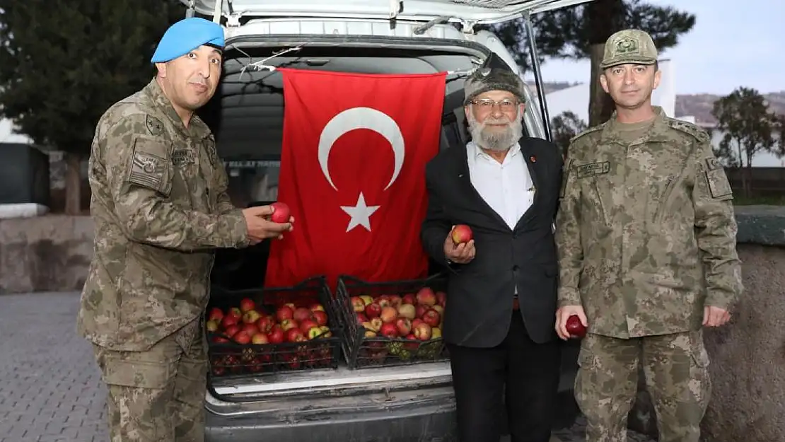 'Elmacı Dede'den Mehmetçiğe Elma Dopingi