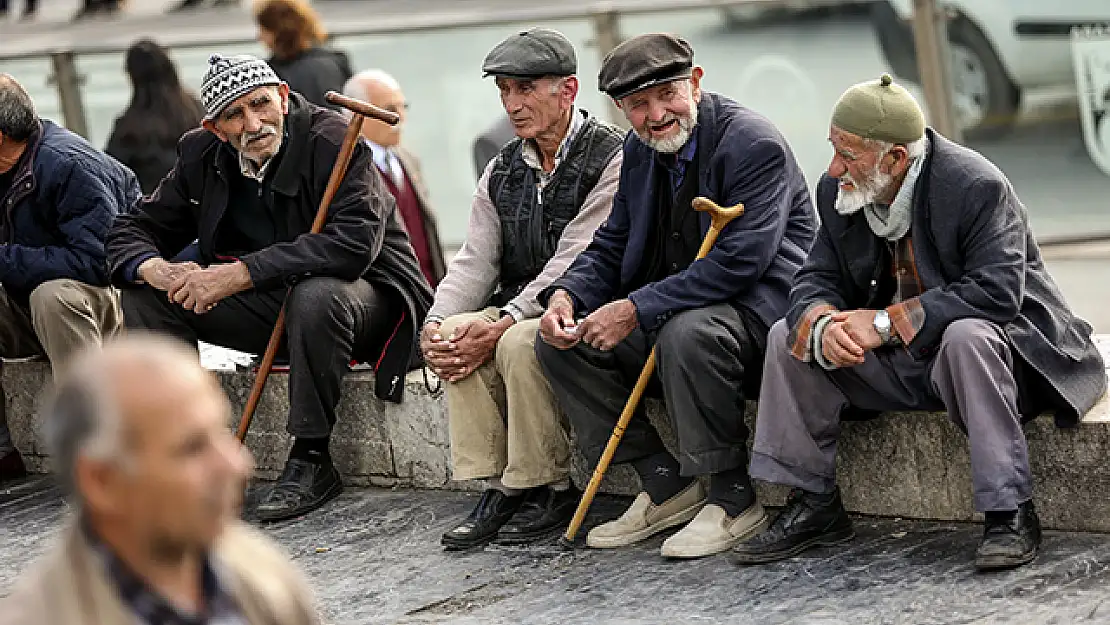 Emekliler için çalışmalar genişliyor, en düşük emekli aylığına yardım